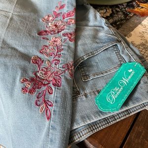 Pioneer Woman pull on cropped pants with embroidery